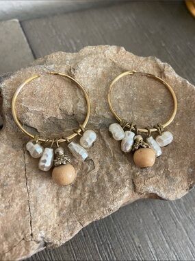 5/$10❤️❤️❤️Vintage 90s Tone Hoop Earrings with Wood & Faux Pearls